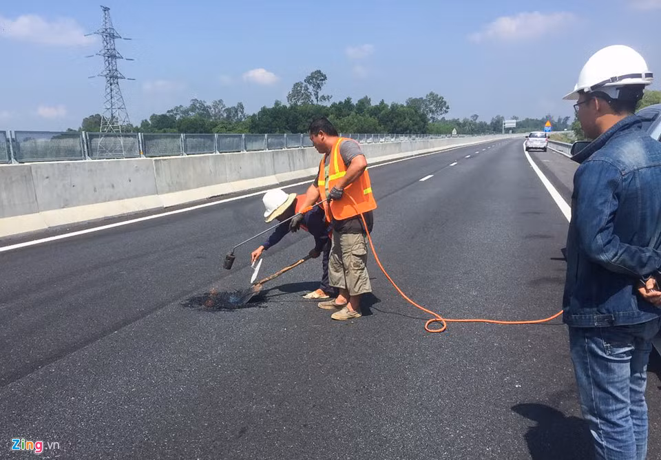 Ông Dân cho rằng giải pháp mà nhà thầu áp dụng chỉ là tình thế, không đảm bảo chất lượng. "Nhà thầu sửa đường theo kiểu đối phó với dư luận", kỹ sư Dân nói và cho hay việc sử dụng bê tông nhựa chặt và nguội để sửa đường như hiện nay là không phù hợp và bền vững. 