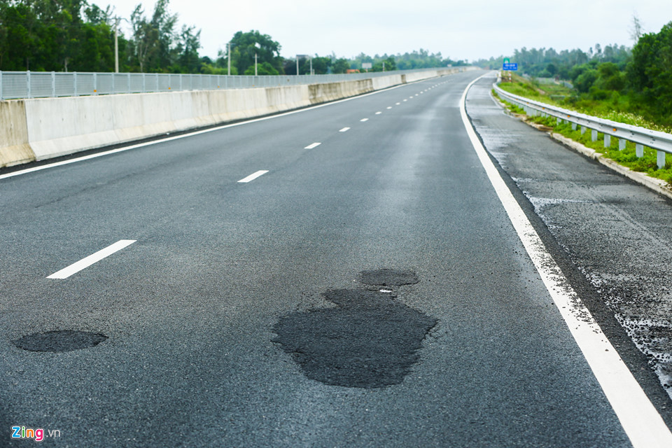 Đi về phía gần Tam Kỳ, nhiều chỗ hư hỏng được nhà thầu vá vội vã, không bằng phẳng. "Ban quản lý dự án phải yêu cầu nhà thầu sử dụng vật liệu tương thích với tầng mặt bê tông nhựa và dùng giải pháp kỹ thuật phù hợp để khắc phục triệt để những hư hỏng trên".