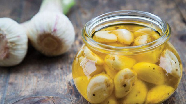 Tỏi: Các hợp chất lưu huỳnh được gọi là allicin trong tỏi hoạt động như kháng sinh tự nhiên. Ngoài ra, tỏi có chứa một loạt các vitamin, chất dinh dưỡng và khoáng chất có lợi cho sức khỏe tổng thể. 