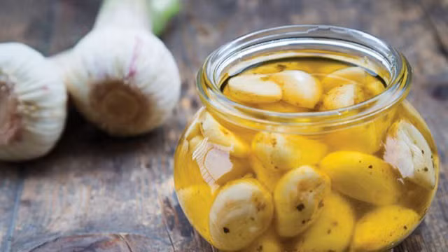 Tỏi: Các hợp chất lưu huỳnh được gọi là allicin trong tỏi hoạt động như kháng sinh tự nhiên. Ngoài ra, tỏi có chứa một loạt các vitamin, chất dinh dưỡng và khoáng chất có lợi cho sức khỏe tổng thể. 