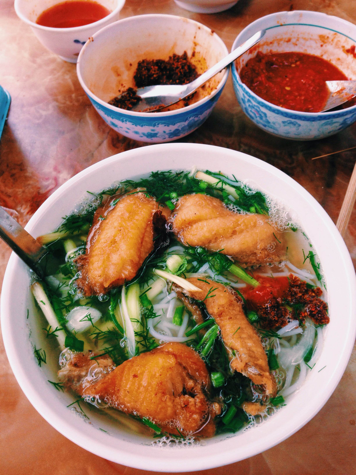 Thêm nhiều công đoạn chế biến kỳ công cùng những bí quyết gia truyền mới có được thành quả tô bún cá rô đồng hài hòa hương vị, mãn nhãn về màu sắc. Sắc xanh của rau thì là, dọc mùng, rau cải… hòa quyện với màu vàng rộm của miếng cá chiên cùng sợi bún đượm vị ngon ngọt. Ảnh: VOV. 