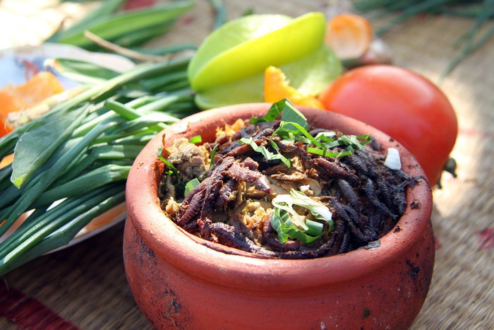 Theo người dân ở đây, món ăn tốn công đoạn và gia vị nhất phải kể đến món rươi vần niêu đất. Món rươi kho niêu đất này ngon nhất là ăn nóng với cơm hoặc bún. Ảnh: Pháp luật TP HCM.