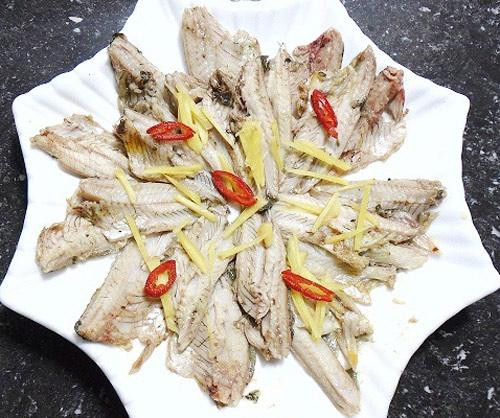 Công đoạn làm nước dùng cũng rất kỳ công, xương sau khi được gỡ cùng với đầu cá đem giã lọc lấy nước cốt để nước dùng được trong, ngọt tự nhiên. Thịt cá trắng thơm được ướp cùng gia vị thêm chút bột nghệ để khi chiên miếng cá có màu vàng đẹp mắt. Ảnh: Internet.