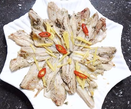 Công đoạn làm nước dùng cũng rất kỳ công, xương sau khi được gỡ cùng với đầu cá đem giã lọc lấy nước cốt để nước dùng được trong, ngọt tự nhiên. Thịt cá trắng thơm được ướp cùng gia vị thêm chút bột nghệ để khi chiên miếng cá có màu vàng đẹp mắt. Ảnh: Internet.