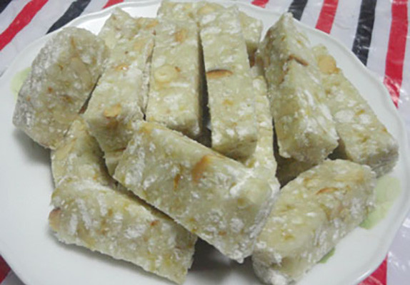 Bánh lòng Kinh Môn: Bánh lòng từ lâu đã trở thành thứ bánh đặc sản truyền thống ở Hải Dương. Bánh lòng khác biệt với những loại bánh làm từ gạo khác như bánh cáy, chè lam,... bởi vị ngọt dẻo bùi thơm, cay nhẹ của gừng, bỏng gạo nếp cái hoa vàng, lạc rang và đường quyện lại. Ảnh: Internet.