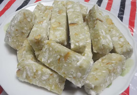 Bánh lòng Kinh Môn: Bánh lòng từ lâu đã trở thành thứ bánh đặc sản truyền thống ở Hải Dương. Bánh lòng khác biệt với những loại bánh làm từ gạo khác như bánh cáy, chè lam,... bởi vị ngọt dẻo bùi thơm, cay nhẹ của gừng, bỏng gạo nếp cái hoa vàng, lạc rang và đường quyện lại. Ảnh: Internet.