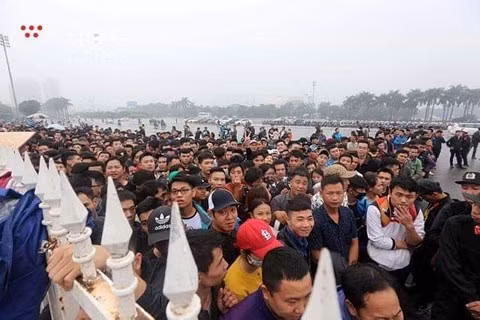 Vi sao hang nghin NHM xep hang van khong mua duoc ve AFF Cup?