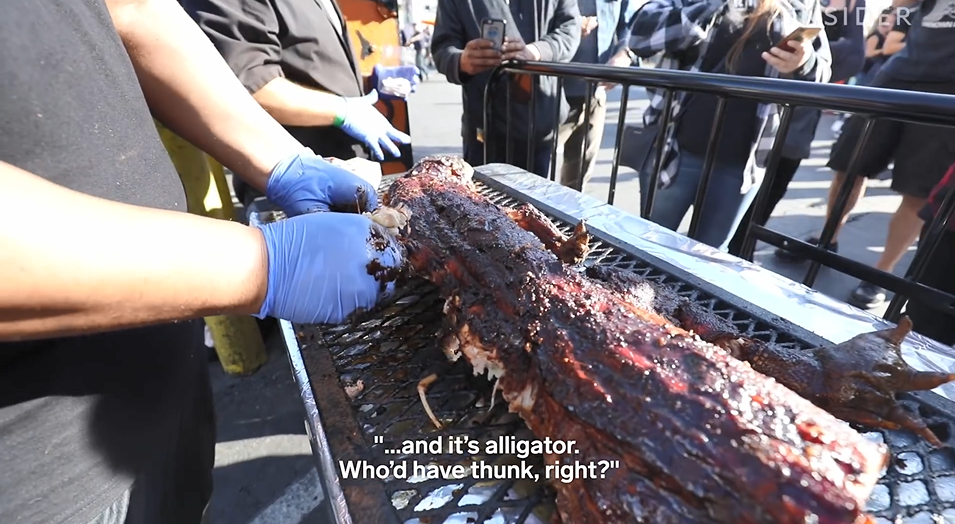 Đại tiệc cá sấu BBQ diễn ra ngay chính trên đường phố, người ăn sẽ cắt ra những miếng vừa phải, hoặc xé vụn. Ảnh: Internet.