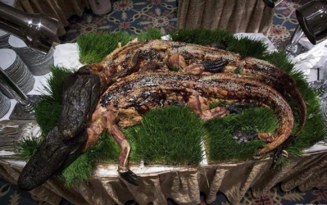 Món cá sấu nướng nguyên con, còn nguyên đầu.