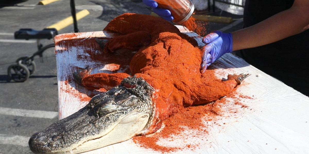 Trước khi đem nướng, toàn bộ phần thân cá sấu sẽ được lột sạch da và ướp với loại bột khô có màu đỏ tươi, nhìn khá giống bột ớt, thế nhưng loại bột này sẽ có vị cay ngọt. Ướp cho thật thấm rồi mang đi nướng trong vòng 5 tiếng đồng hồ. 