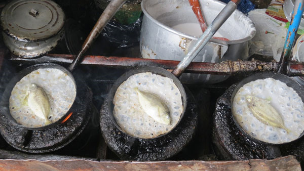 Cá kình nhỏ nhưng chúng lại chắc thịt và mang đến vị ngọt tươi ngon làm cho chiếc bánh thêm hấp dẫn. Ảnh: Người lao động.