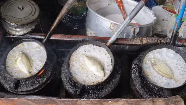 Cá kình nhỏ nhưng chúng lại chắc thịt và mang đến vị ngọt tươi ngon làm cho chiếc bánh thêm hấp dẫn. Ảnh: Người lao động.