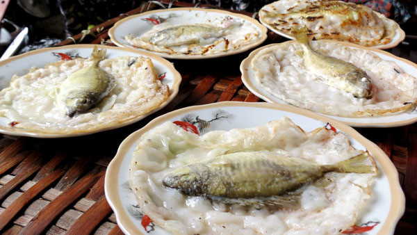 Cá kình là loại sống ở nước lợ thường được bắt ở phá Tam Giang – Cầu Hai. Người Huế xem cá kình là loại cá bổ dưỡng, bộ ruột tuy hơi đắng nhưng trị được chứng mất ngủ. Cá có màu vàng, chỉ nhỏ bằng ba ngón tay. Ảnh: Người lao động.