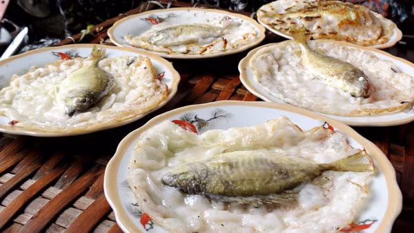 Cá kình là loại sống ở nước lợ thường được bắt ở phá Tam Giang – Cầu Hai. Người Huế xem cá kình là loại cá bổ dưỡng, bộ ruột tuy hơi đắng nhưng trị được chứng mất ngủ. Cá có màu vàng, chỉ nhỏ bằng ba ngón tay. Ảnh: Người lao động.