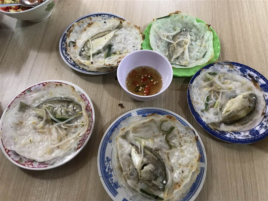 Chiếc bánh nóng hổi, cháy sém vàng cả hai phía lại thêm con cá chễm chệ bên trong nhìn có vẻ đơn sơ nhưng bạn sẽ thấy mê mẩn khi chạm môi vào miếng đầu tiên. Ảnh: Internet.