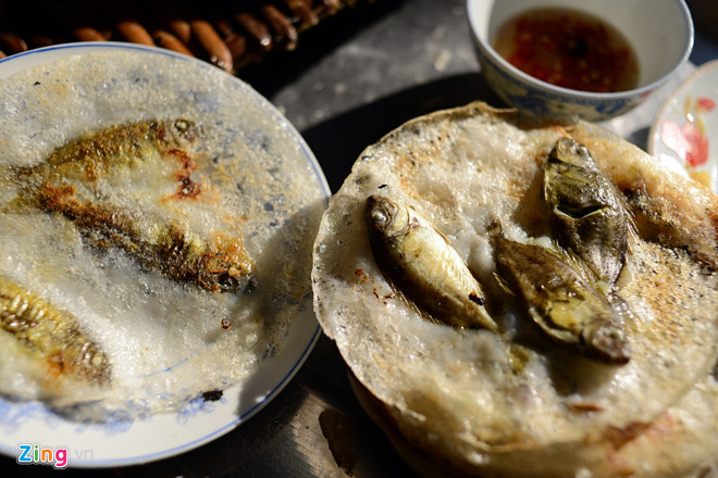 Chế biến món ăn này cũng rất đơn giản, cá kình được chiên sơ trên chảo cho đến khi vàng đều thì tráng bột vào. Dăm ba phút sau bánh chín dậy lên mùi thơm đặc trưng, vô cùng quyến rũ. Ảnh: Zing.