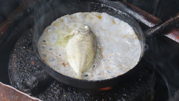 Bột gạo làng Chuồn nổi tiếng thơm ngon đã là thành phần làm nên "thương hiệu" cho món bánh khoái cá kình. Bánh có giòn ngon hay không thì cũng tùy vào tỉ lệ pha bột và nước, bởi nếu thừa nước thì bánh mềm nhão, còn khi ít nước chúng lại khô cứng, mất hẳn độ hấp dẫn. Ảnh: Người lao động. 