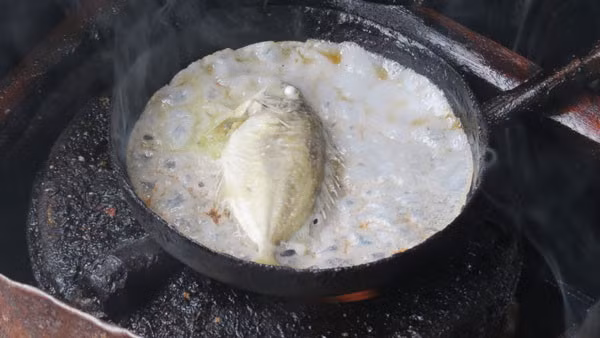 Bột gạo làng Chuồn nổi tiếng thơm ngon đã là thành phần làm nên "thương hiệu" cho món bánh khoái cá kình. Bánh có giòn ngon hay không thì cũng tùy vào tỉ lệ pha bột và nước, bởi nếu thừa nước thì bánh mềm nhão, còn khi ít nước chúng lại khô cứng, mất hẳn độ hấp dẫn. Ảnh: Người lao động. 