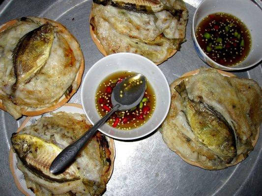 Bánh không dùng kèm với nước lèo và rau sống như bánh khoái thường. Ảnh: Internet.