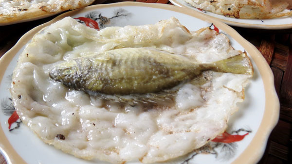 Nếu muốn bánh khoái bắt mắt hơn, người ta sẽ cho thêm bột nghệ, hành lá để nhấn nhá thêm chút vàng xanh. Ảnh: Người lao động.