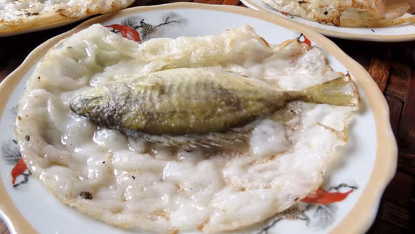 Nếu muốn bánh khoái bắt mắt hơn, người ta sẽ cho thêm bột nghệ, hành lá để nhấn nhá thêm chút vàng xanh. Ảnh: Người lao động.