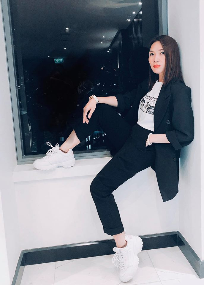 "Chị đẹp" mặc vest phối với giày thể thao trắng cực kỳ phong cách.