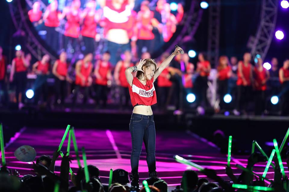 Đôi khi, cô cũng "bốc lửa" với những trang phục đơn giản mà cá tính.