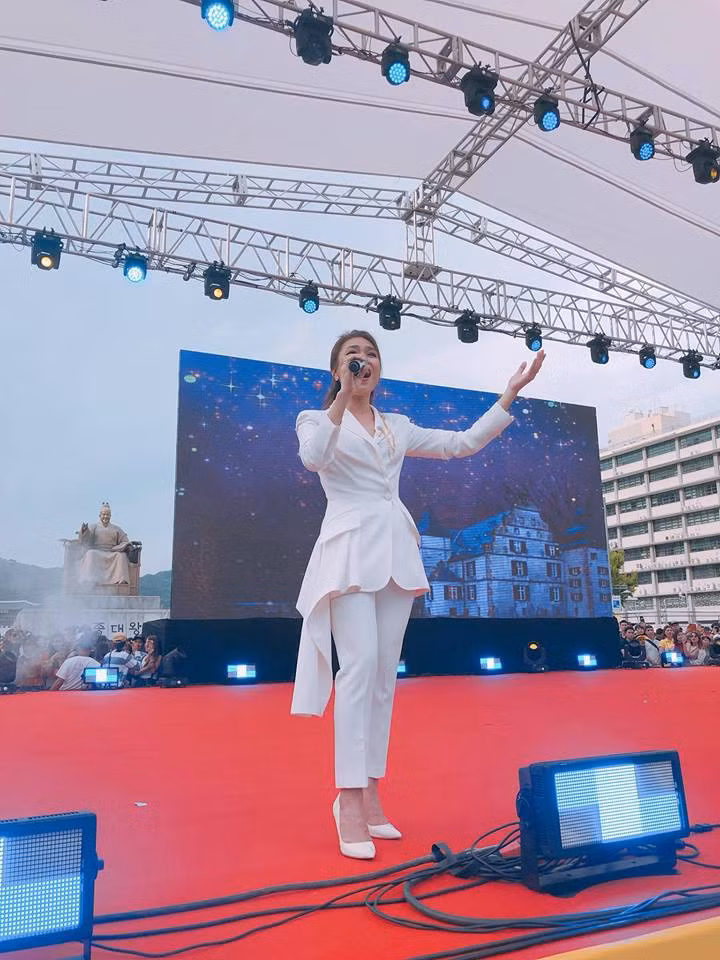 Nữ ca sĩ "Họa mi tóc nâu" dường như rất hợp với đồ trắng.