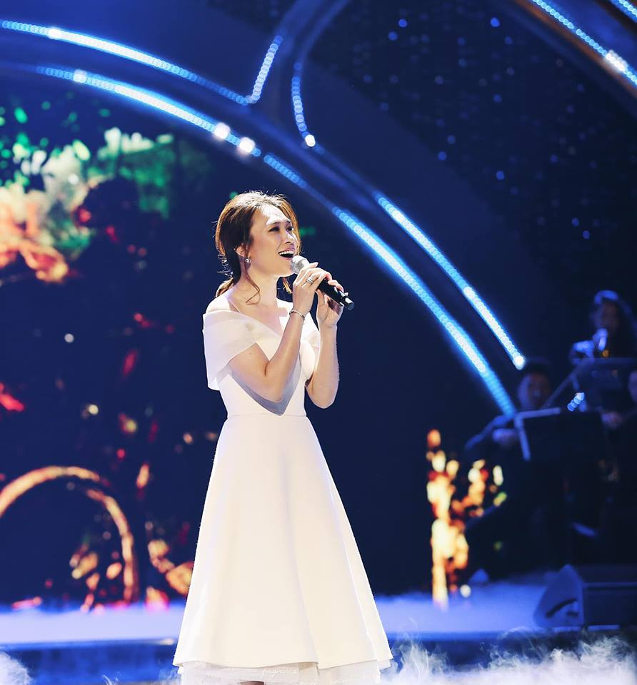 Chiếc váy trắng tinh tế giúp "chị đẹp" tỏa sáng trên sân khấu.