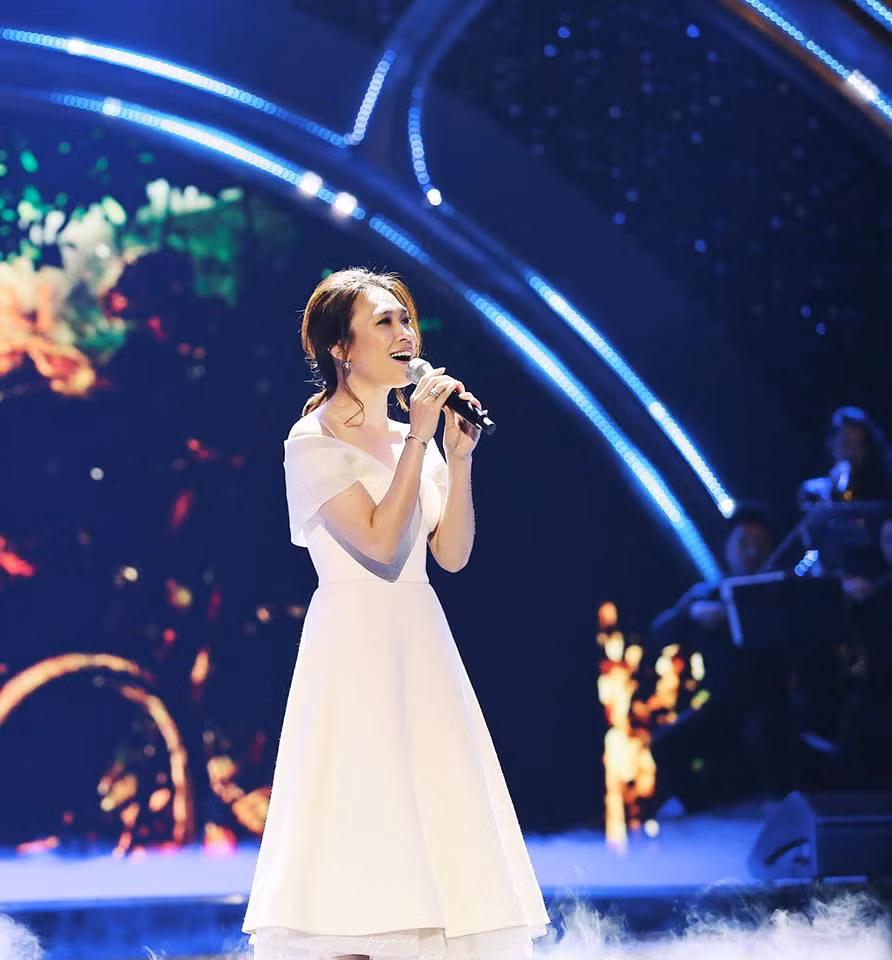 Chiếc váy trắng tinh tế giúp "chị đẹp" tỏa sáng trên sân khấu.