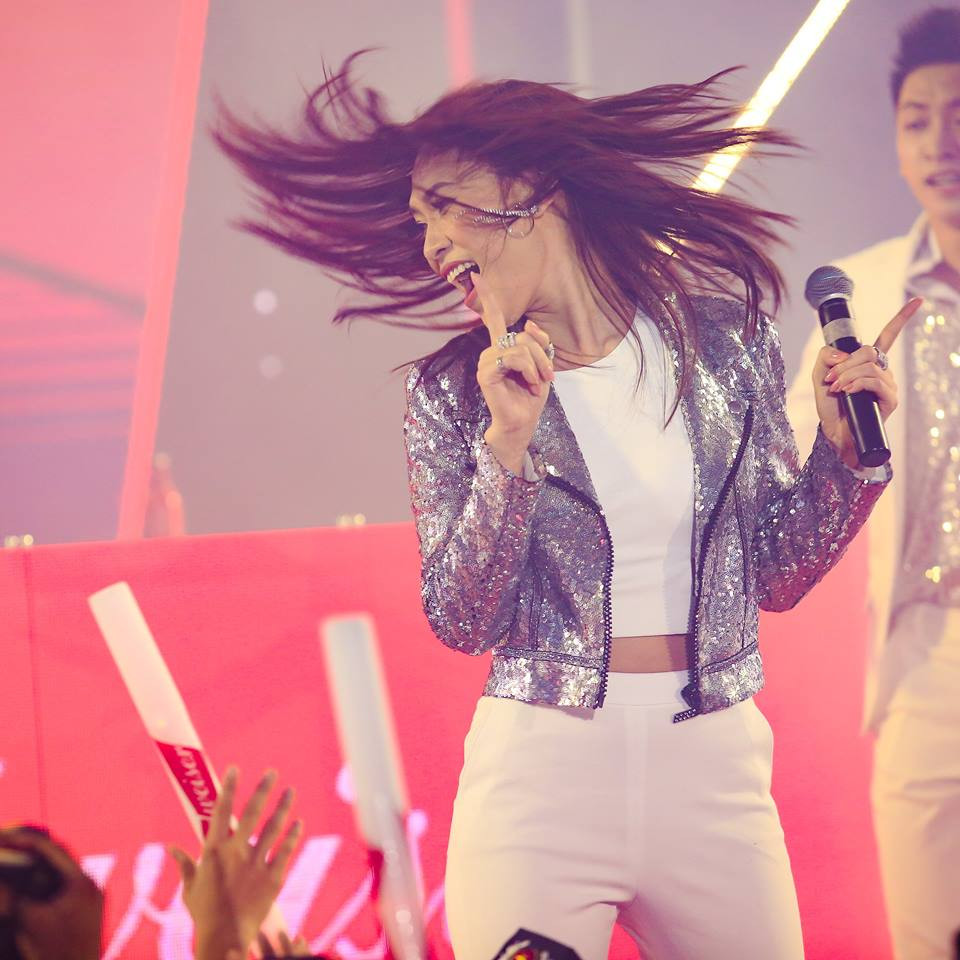 Nữ ca sĩ thường chọn những kiểu áo crop top để khoe vòng eo thon thả.