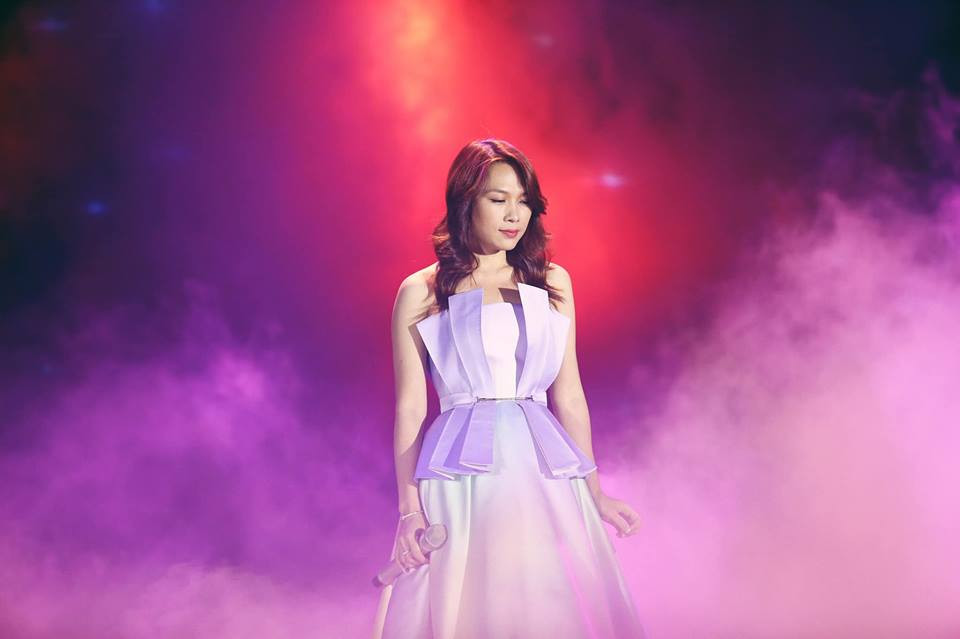 Trang phục của Mỹ Tâm khi biểu diễn thường là những kiểu váy nhẹ nhàng, nữ tính.