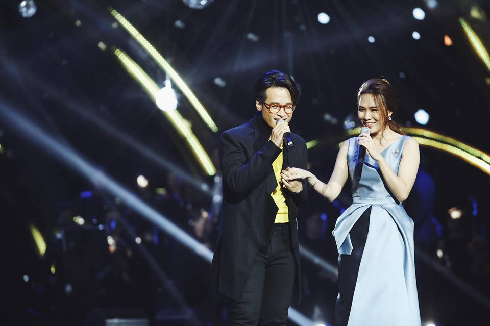 Khi hát chung sân khấu với Hà Anh Tuấn, nữ ca sĩ chọn chiếc váy sang chảnh và nữ tính.