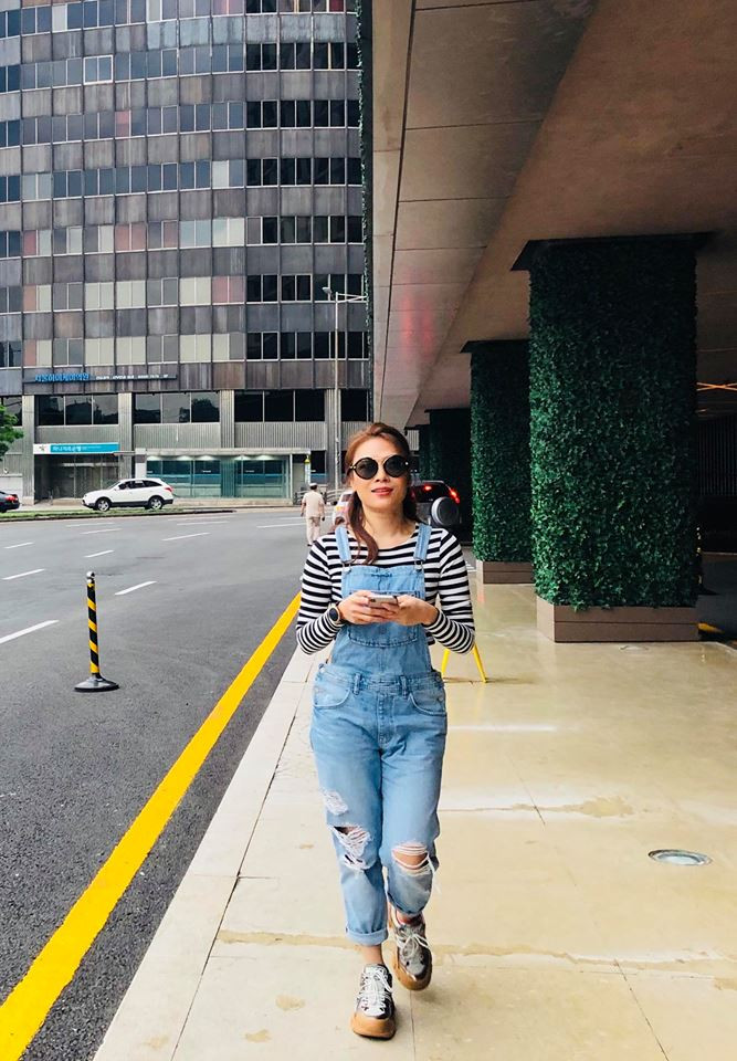 Đôi khi, chị cũng trẻ trung với style quần yếm bò rách và áo thun.