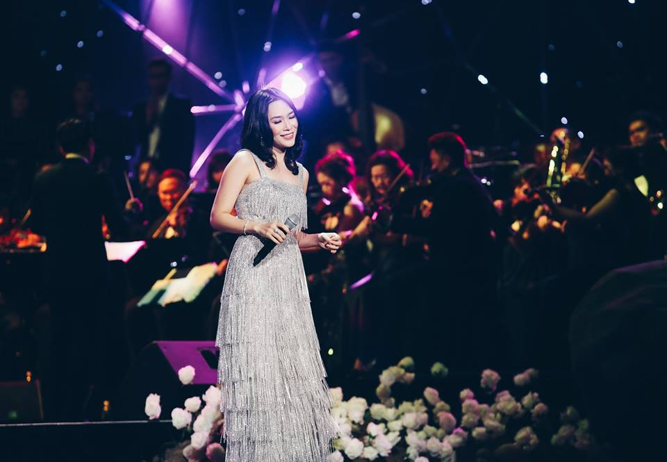 Nữ ca sĩ diện chiếc váy tua rua lấp lánh điệu đà.