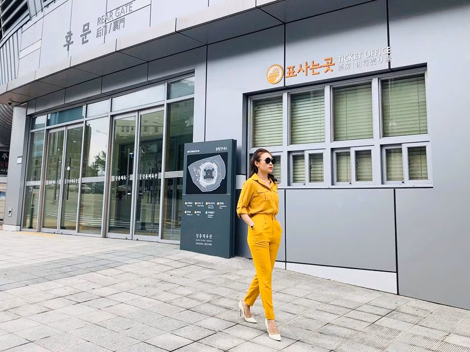 Mỹ Tâm diện cả "cây" vàng dạo phố trông cực ngầu và nổi bật.