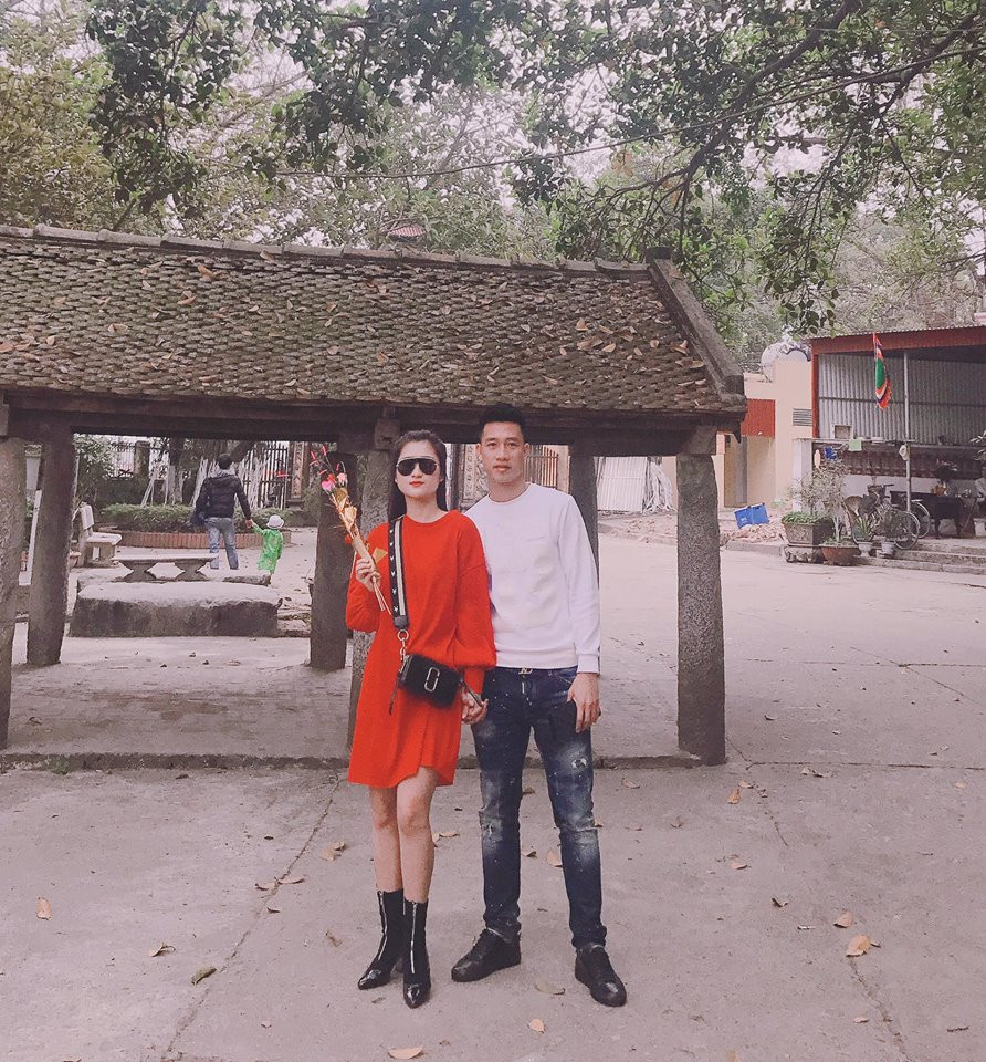 Cặp đôi đi chơi cùng nhau diện đồ khá nổi bật.