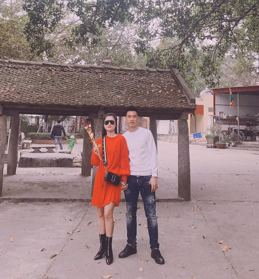 Cặp đôi đi chơi cùng nhau diện đồ khá nổi bật.