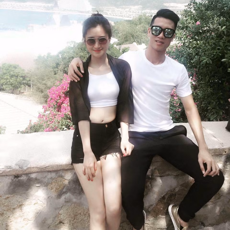 Khi đi chơi, cả hai thường xuyên chọn đồ cùng tông màu.