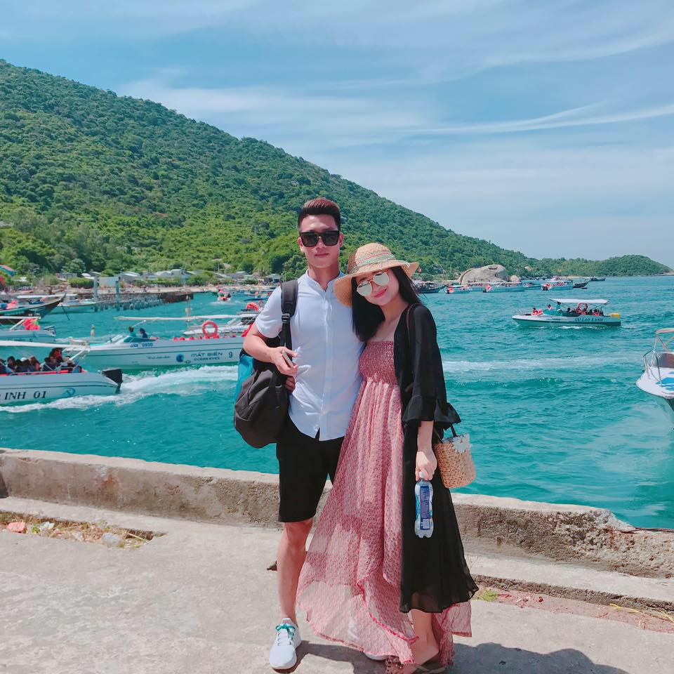 Cô nàng 23 tuổi có phong cách ăn mặc, trang điểm rất sành điệu, hiện đại.