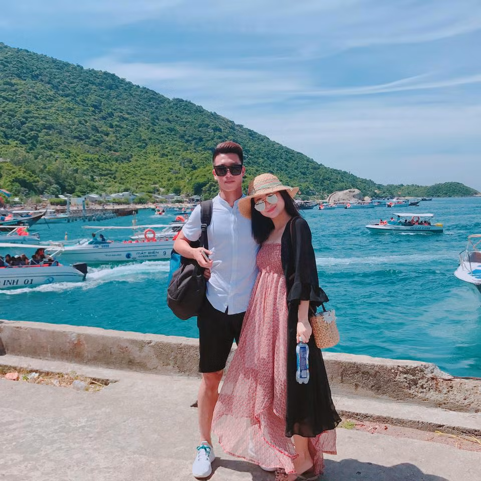 Cô nàng 23 tuổi có phong cách ăn mặc, trang điểm rất sành điệu, hiện đại.