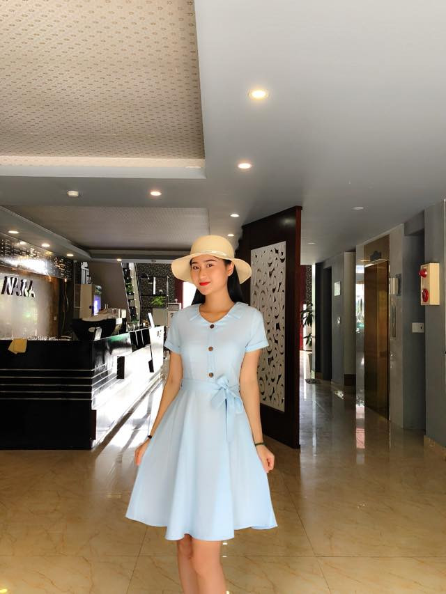 Đôi khi, cô nàng cũng nữ tính, điệu đà với váy xòe thắt nơ eo.