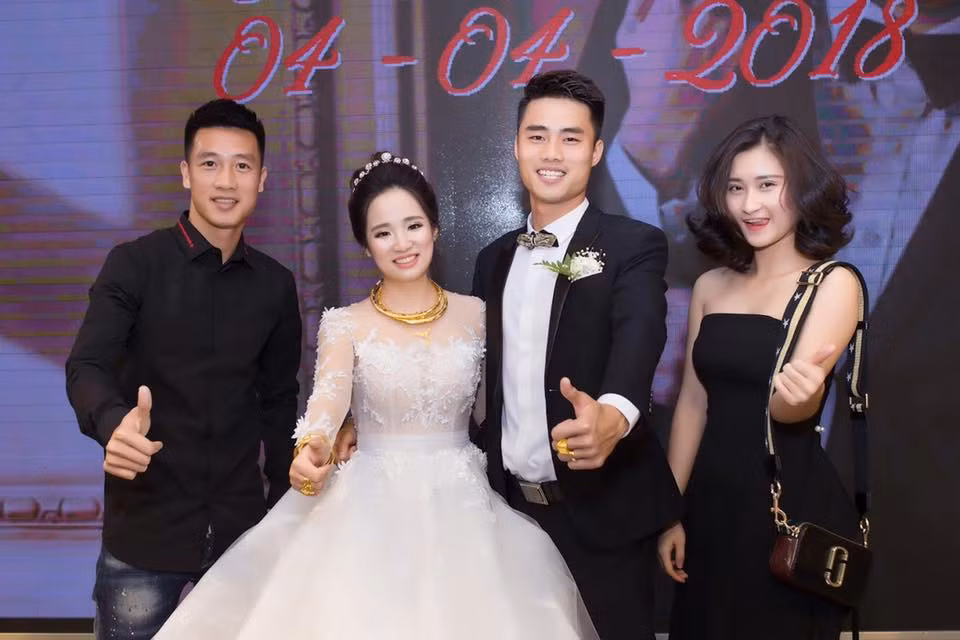 Khi đi đám cưới bạn, cặp đôi Huy Hùng - Thùy Dương chọn trang phục cùng tông đen.