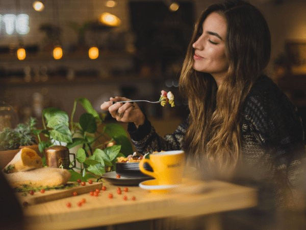 Trong cơ thể chúng ta có 4 loại hormone hạnh phúc quyết định tâm trạng và niềm vui. Một số thực phẩm có thể giúp tăng cường hormone hạnh phúc.