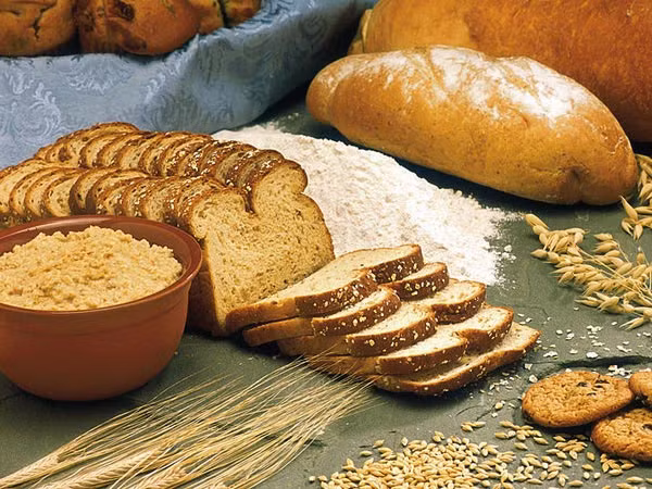 Bánh mì sẽ giúp bạn cải thiện tâm trạng tốt hơn vì nó rất giàu carbohydrate có thể đạt đến các tế bào não nhanh chóng và đẩy mạnh sản xuất chất dẫn truyền thần kinh serotonin hay còn gọi là “hormone hạnh phúc”.