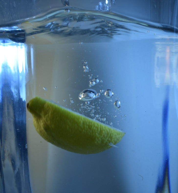 Nước chanh: Uống nước chanh ấm rất tốt cho hệ miễn dịch bởi chúng giàu vitamin C. Bạn chỉ cần vắt nửa quả chanh vào cốc nước ấm pha uống.