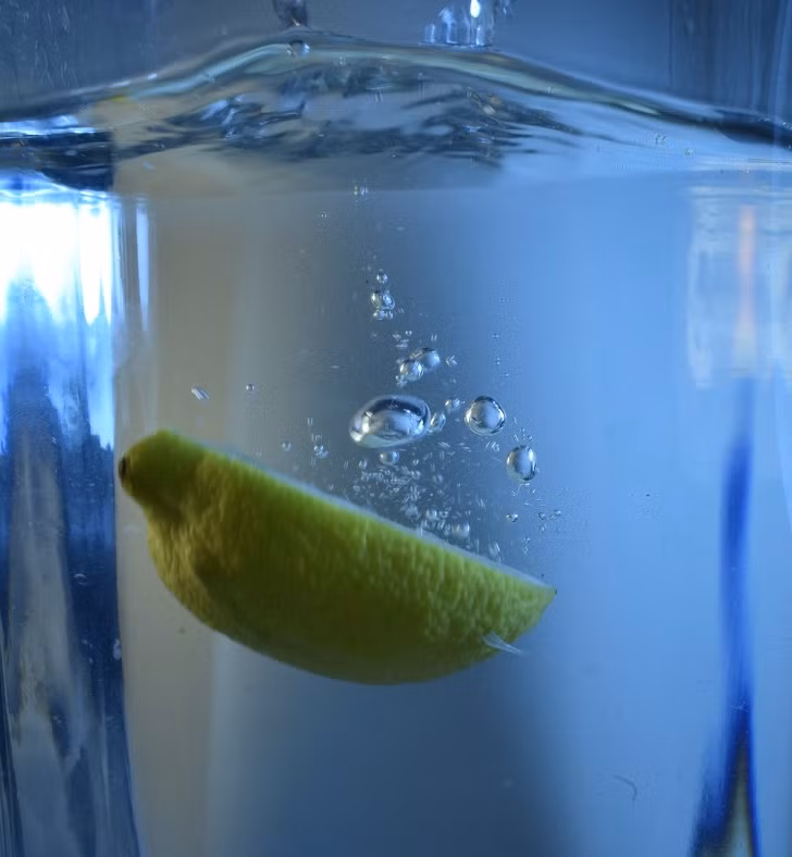 Nước chanh: Uống nước chanh ấm rất tốt cho hệ miễn dịch bởi chúng giàu vitamin C. Bạn chỉ cần vắt nửa quả chanh vào cốc nước ấm pha uống.