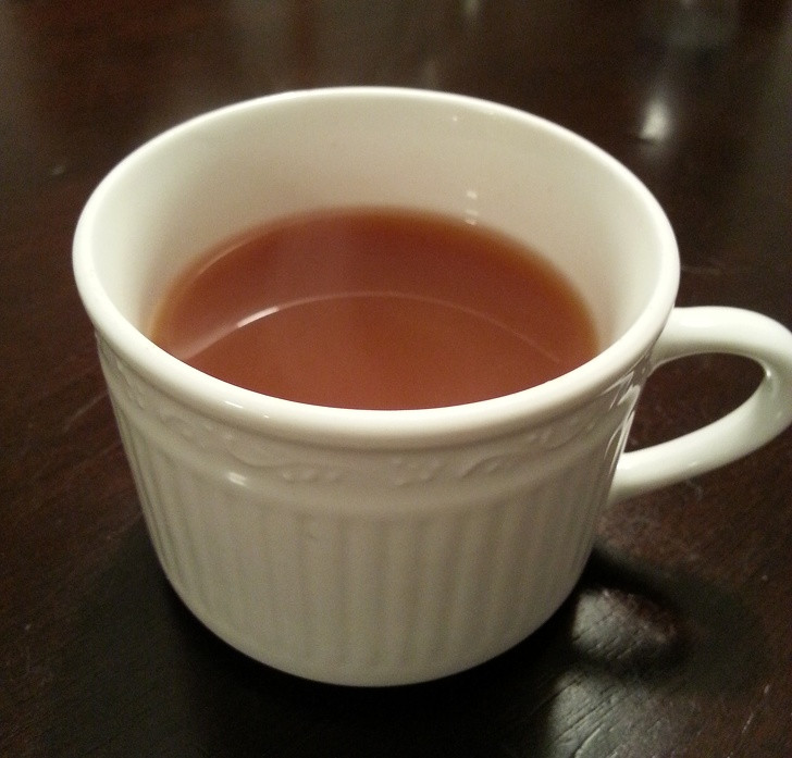 Gừng, chanh và ớt cayenne: Những thực phẩm này khá cay và chúng làm tăng nhiệt độ cơ thể của bạn, kích hoạt hệ miễn dịch. Bạn cần 2 cm gừng, gọt vỏ và bào chế, nước ép 1/2 quả chanh, 1/4 muỗng cà phê tiêu cayenne. Trộn tất cả các thành phần và nhâm nhi. Bạn cũng có thể thêm một thìa cà phê mật ong.