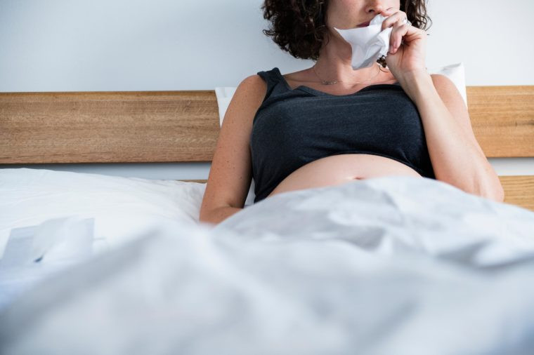 Ho khạc đờm: Đây được đánh giá là dấu hiệu bệnh phổi phổ biến. Tuy nhiên, ho, khạc đờm đôi khi không làm ảnh hưởng chất lượng cuộc sống nên bệnh nhân không đi thăm khám. Nếu tình trạng này kéo dài trên 3 tuần hoặc dính thêm tia máu, bệnh nhân cần đến ngay cơ sở y tế vì đây có thể dấu hiệu của bệnh viêm phế quản mãn tính, tràn khí màng phổi.