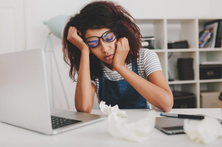 Kiệt sức, thiếu năng lượng: Nếu bạn cảm thấy mệt mỏi với những công việc hàng ngày vẫn làm thì hãy đi kiểm tra ngay. Khi phổi không cung cấp đủ oxy cho cơ thể, bạn phải làm việc gắng sức, gây mệt mỏi, uể oải.